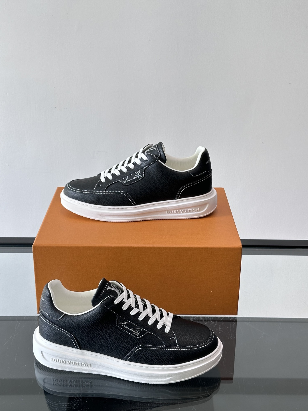 LV 休闲板鞋，选用优质牛皮粒面皮革，搭配黑色鞋带，简约又高级！鞋侧LV Logo+经典Monogram