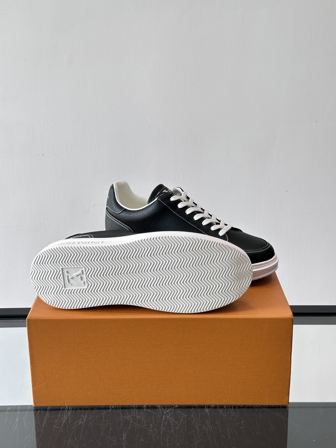 LV 休闲板鞋，选用优质牛皮粒面皮革，搭配黑色鞋带，简约又高级！鞋侧LV Logo+经典Monogram