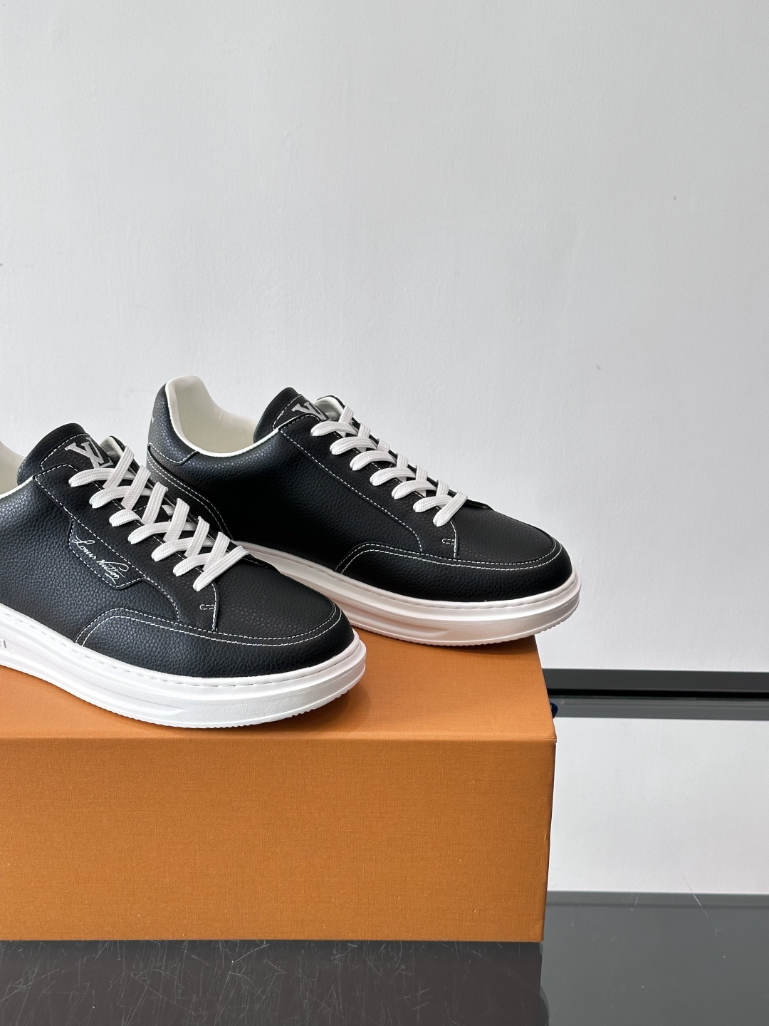 LV 休闲板鞋，选用优质牛皮粒面皮革，搭配黑色鞋带，简约又高级！鞋侧LV Logo+经典Monogram