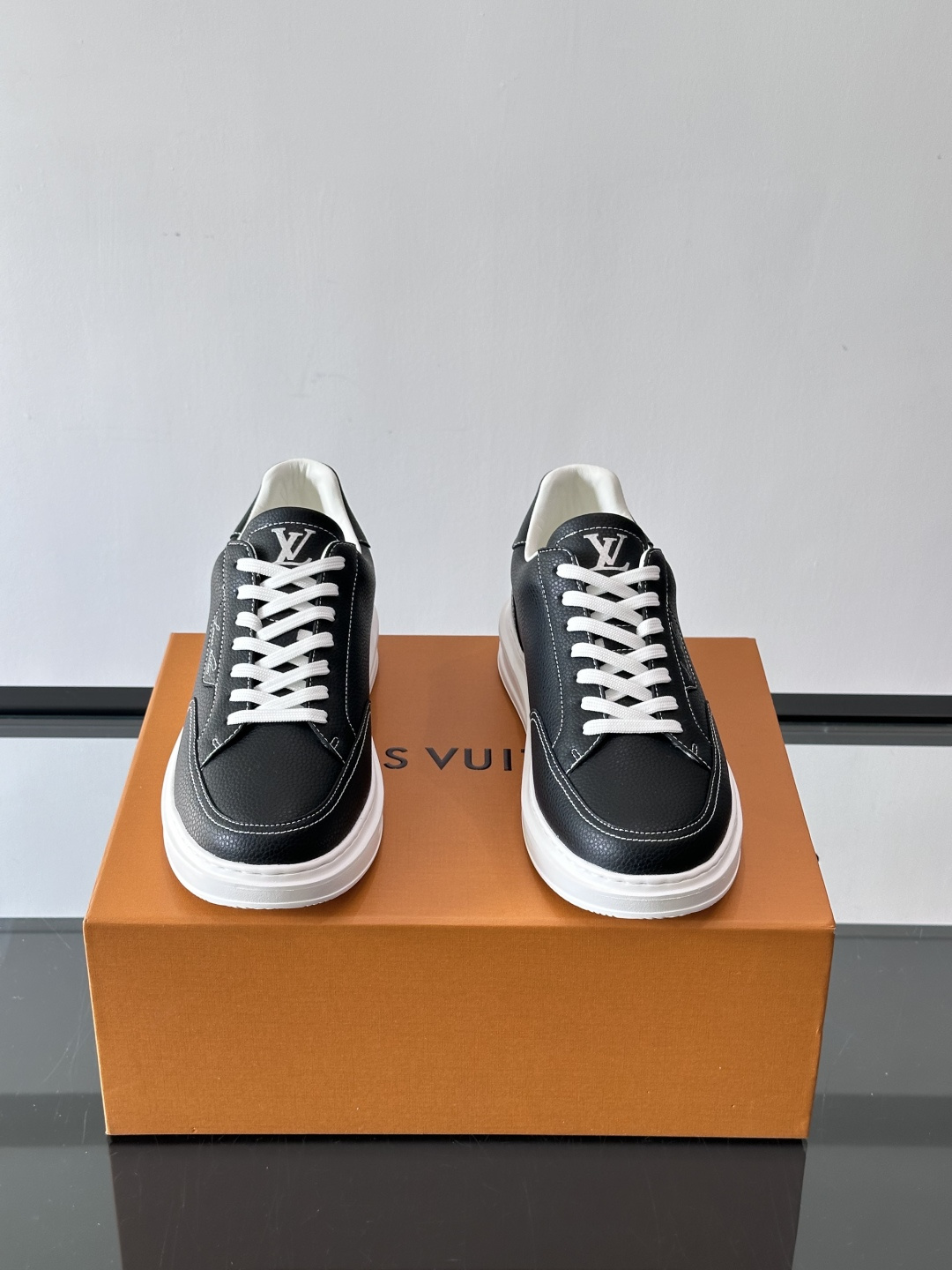 LV 休闲板鞋，选用优质牛皮粒面皮革，搭配黑色鞋带，简约又高级！鞋侧LV Logo+经典Monogram