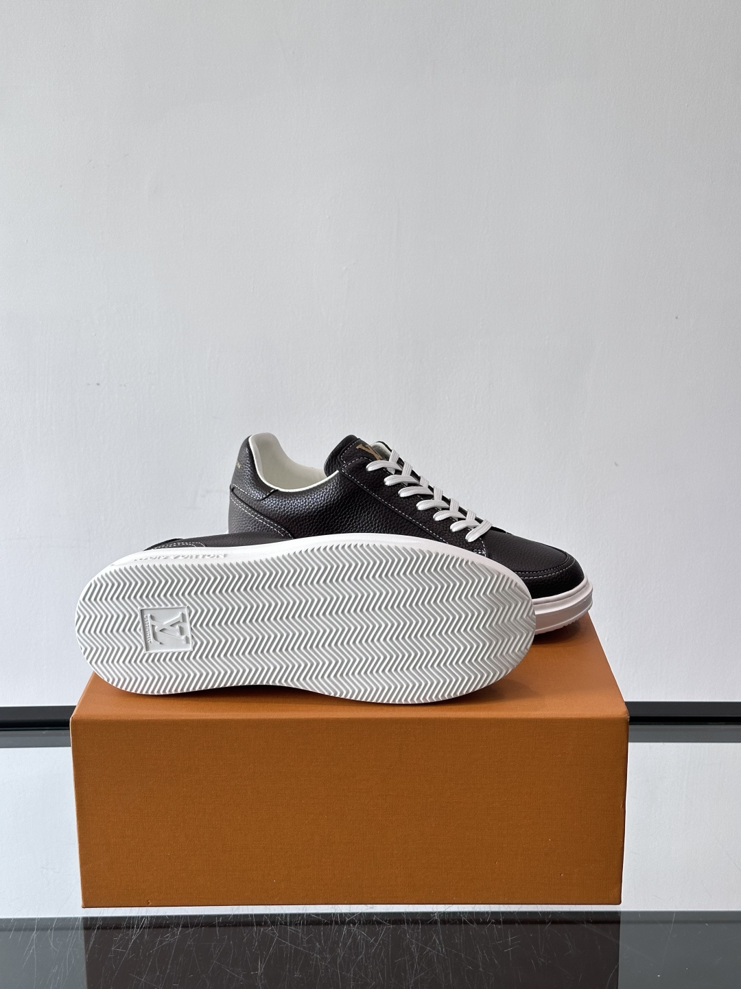 LV 休闲板鞋，选用优质牛皮粒面皮革，搭配黑色鞋带，简约又高级！鞋侧LV Logo+经典Monogram