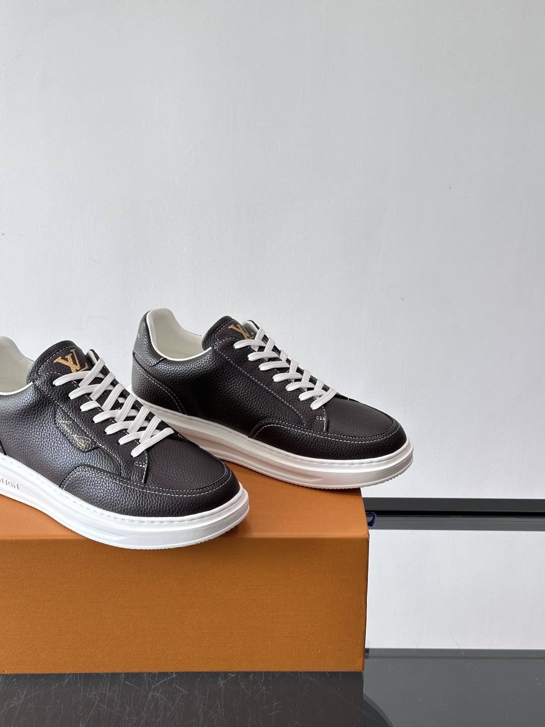 LV 休闲板鞋，选用优质牛皮粒面皮革，搭配黑色鞋带，简约又高级！鞋侧LV Logo+经典Monogram