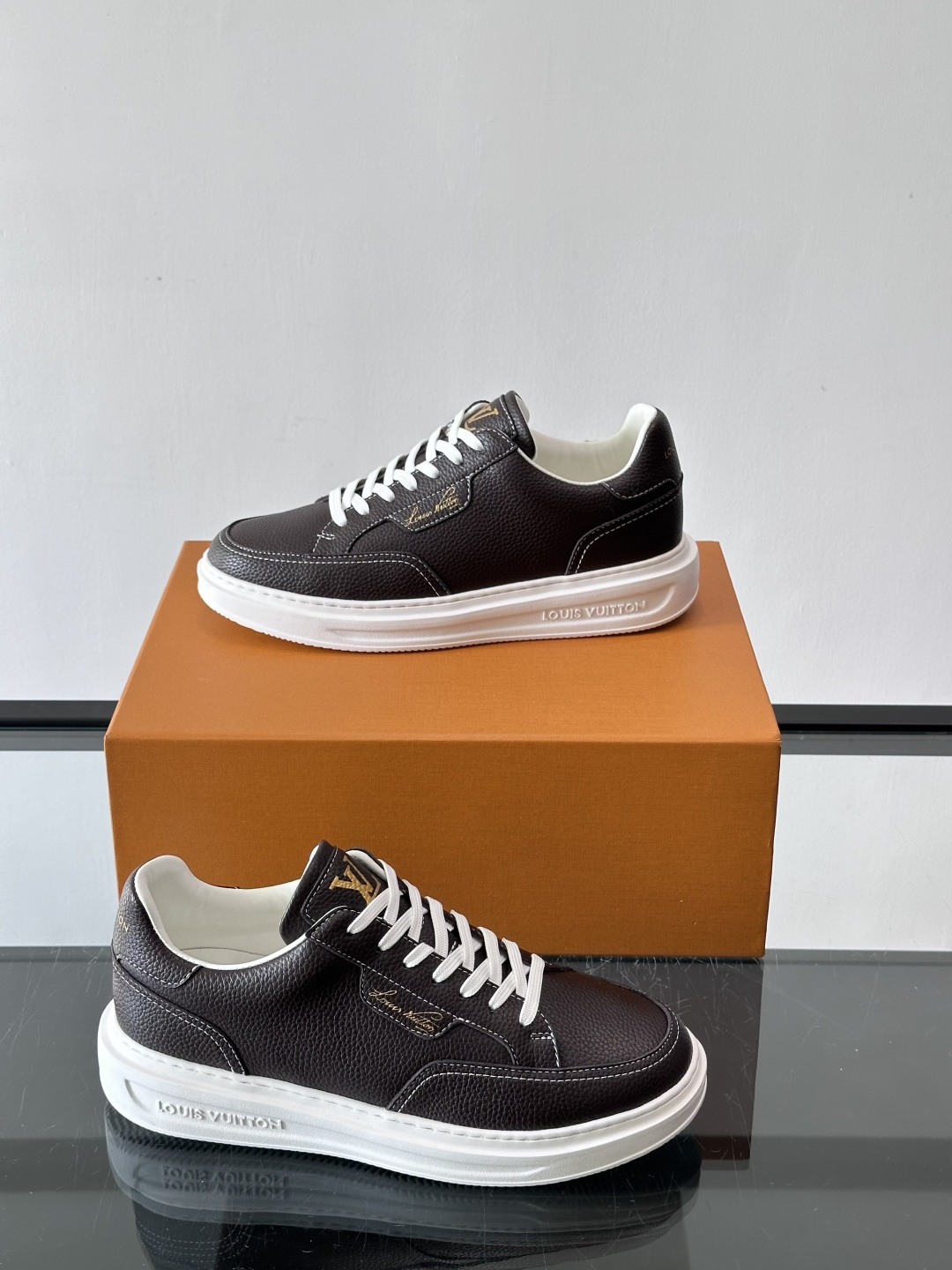 LV 休闲板鞋，选用优质牛皮粒面皮革，搭配黑色鞋带，简约又高级！鞋侧LV Logo+经典Monogram