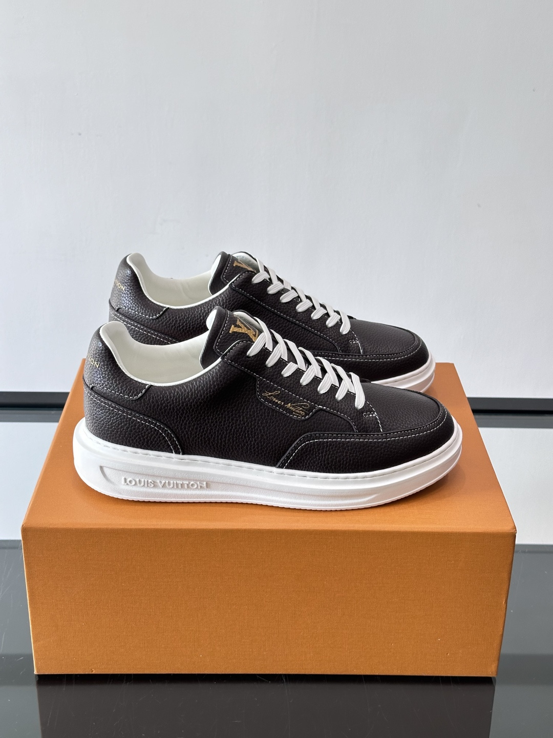 LV 休闲板鞋，选用优质牛皮粒面皮革，搭配黑色鞋带，简约又高级！鞋侧LV Logo+经典Monogram