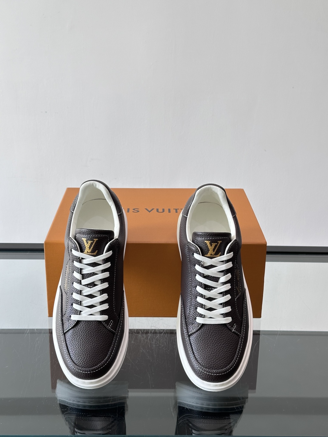 LV 休闲板鞋，选用优质牛皮粒面皮革，搭配黑色鞋带，简约又高级！鞋侧LV Logo+经典Monogram