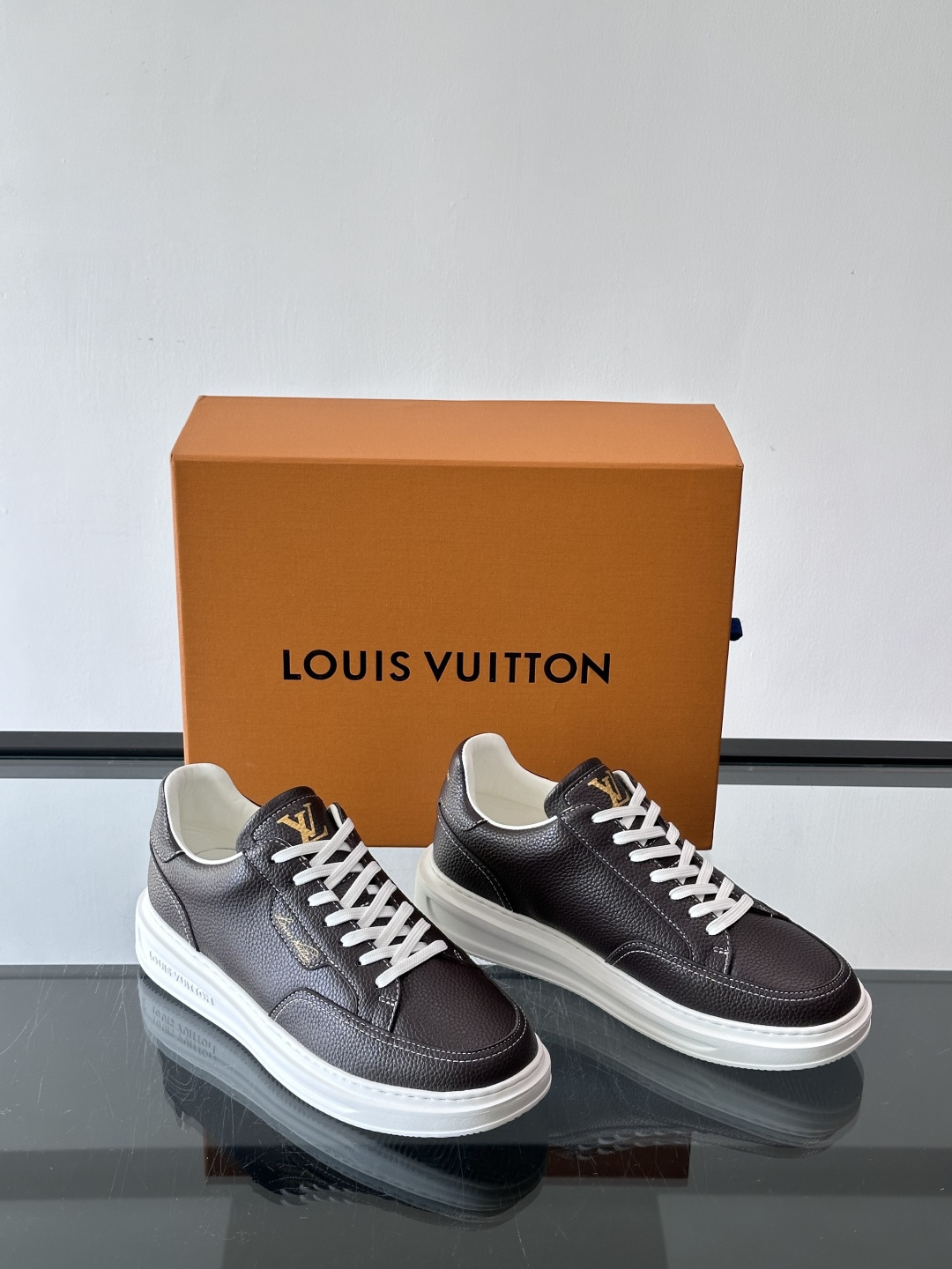 LV 休闲板鞋，选用优质牛皮粒面皮革，搭配黑色鞋带，简约又高级！鞋侧LV Logo+经典Monogram