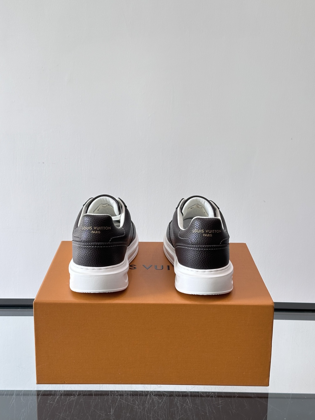 LV 休闲板鞋，选用优质牛皮粒面皮革，搭配黑色鞋带，简约又高级！鞋侧LV Logo+经典Monogram