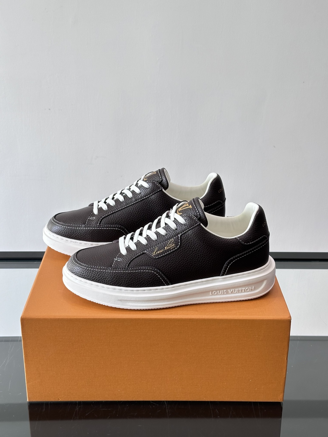 LV 休闲板鞋，选用优质牛皮粒面皮革，搭配黑色鞋带，简约又高级！鞋侧LV Logo+经典Monogram