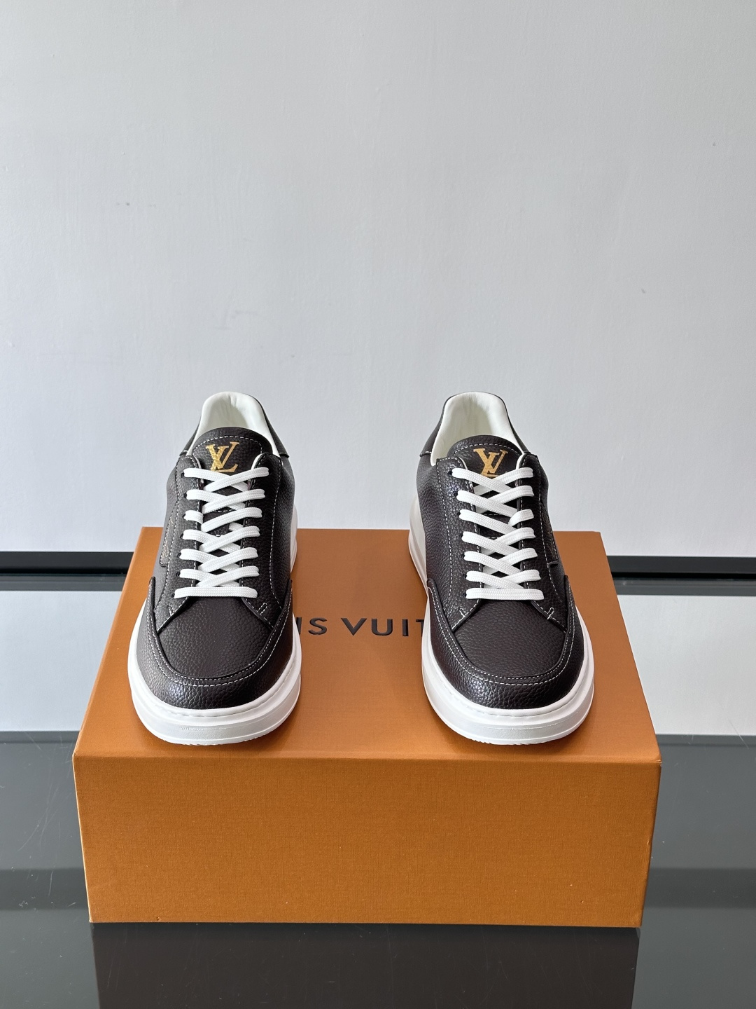 LV 休闲板鞋，选用优质牛皮粒面皮革，搭配黑色鞋带，简约又高级！鞋侧LV Logo+经典Monogram