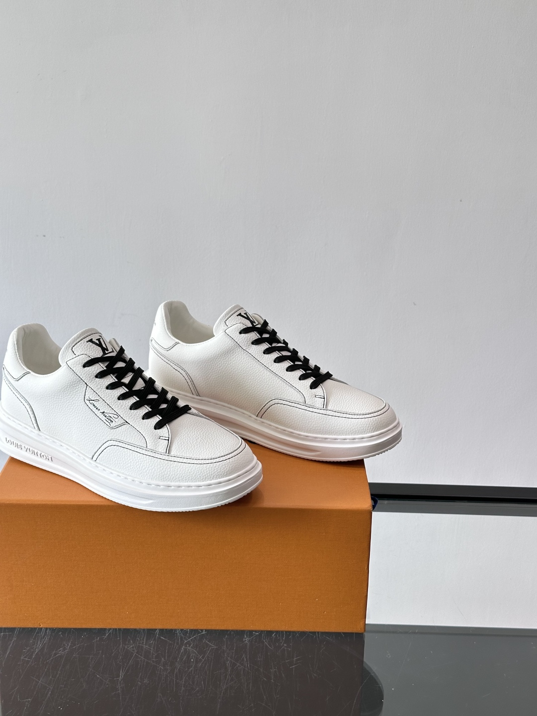 LV 休闲板鞋，选用优质牛皮粒面皮革，搭配黑色鞋带，简约又高级！鞋侧LV Logo+经典Monogram