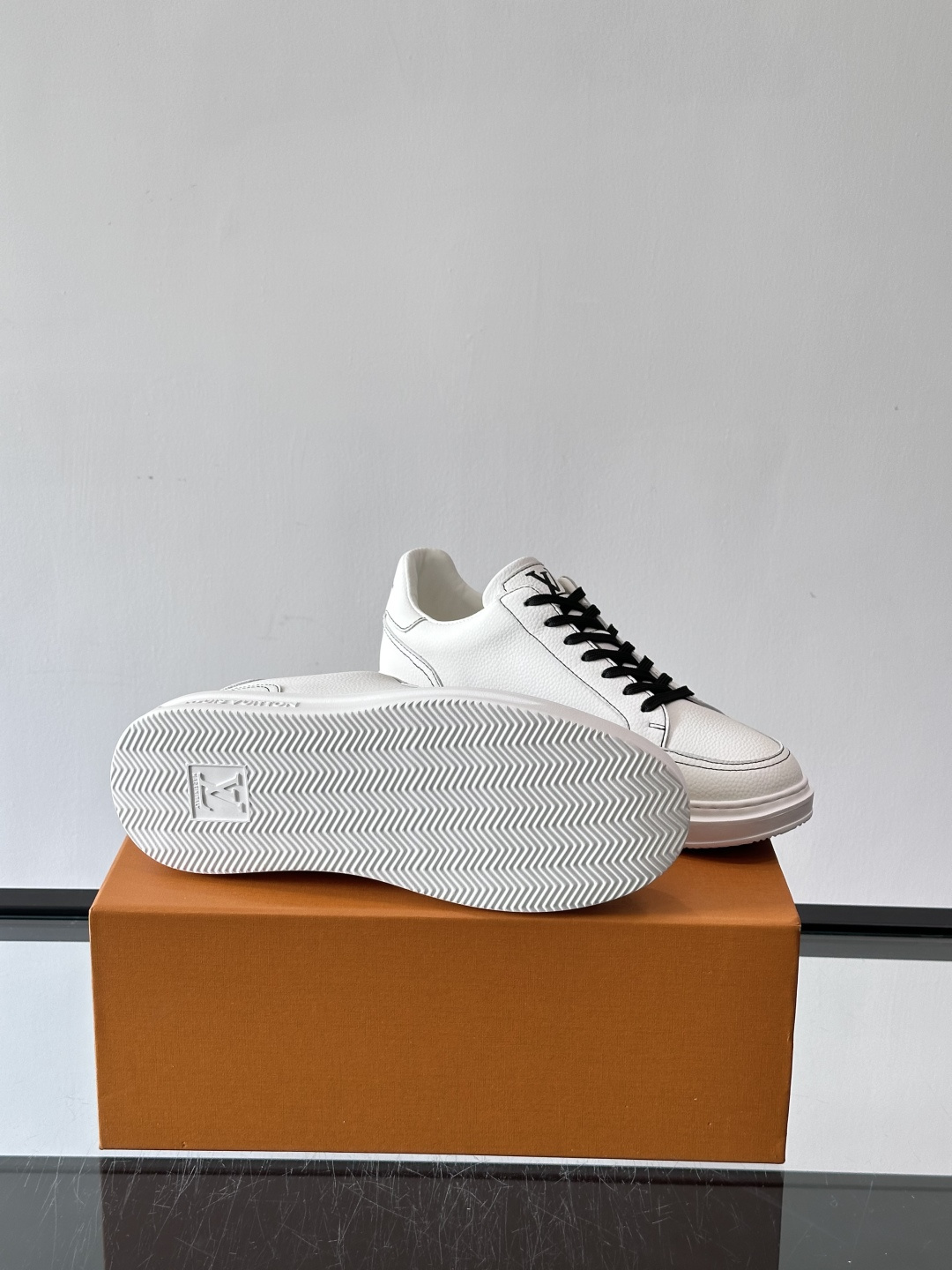 LV 休闲板鞋，选用优质牛皮粒面皮革，搭配黑色鞋带，简约又高级！鞋侧LV Logo+经典Monogram