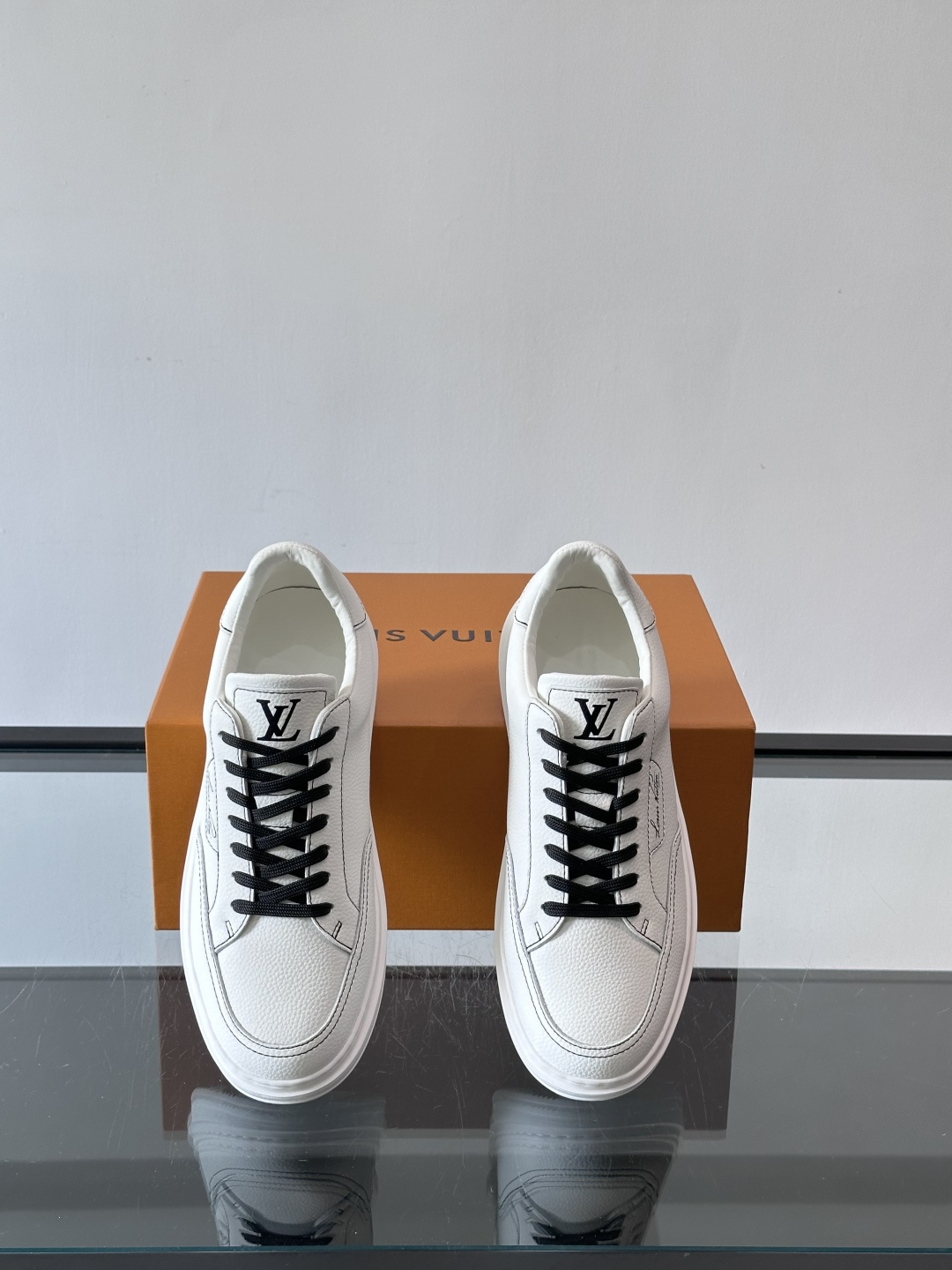 LV 休闲板鞋，选用优质牛皮粒面皮革，搭配黑色鞋带，简约又高级！鞋侧LV Logo+经典Monogram