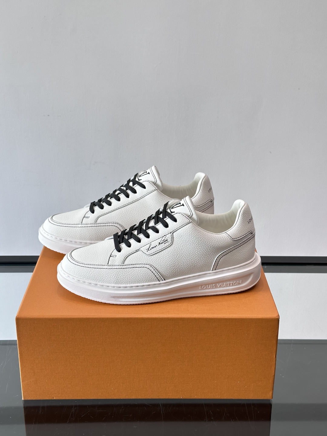 LV 休闲板鞋，选用优质牛皮粒面皮革，搭配黑色鞋带，简约又高级！鞋侧LV Logo+经典Monogram