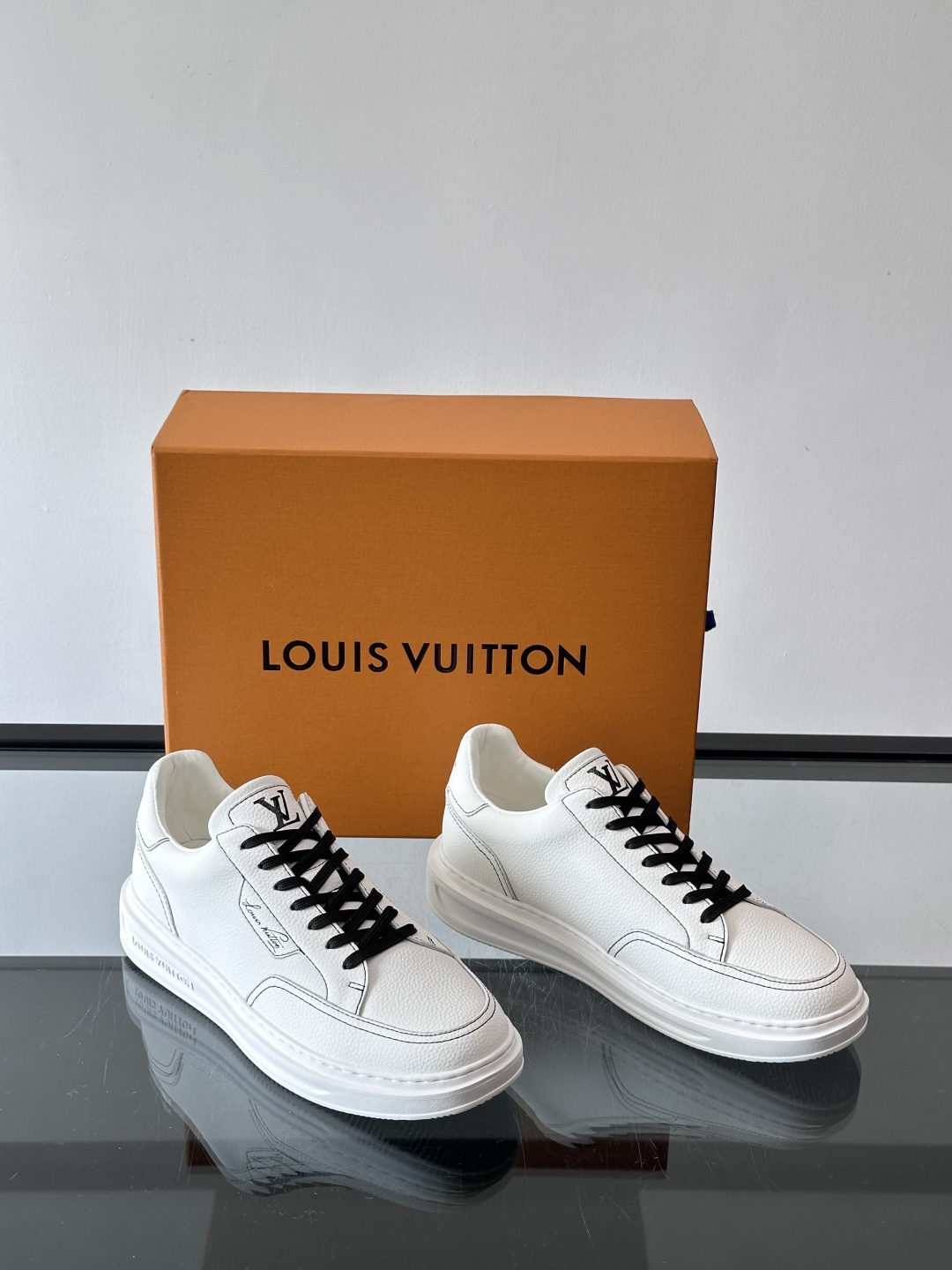 LV 休闲板鞋，选用优质牛皮粒面皮革，搭配黑色鞋带，简约又高级！鞋侧LV Logo+经典Monogram