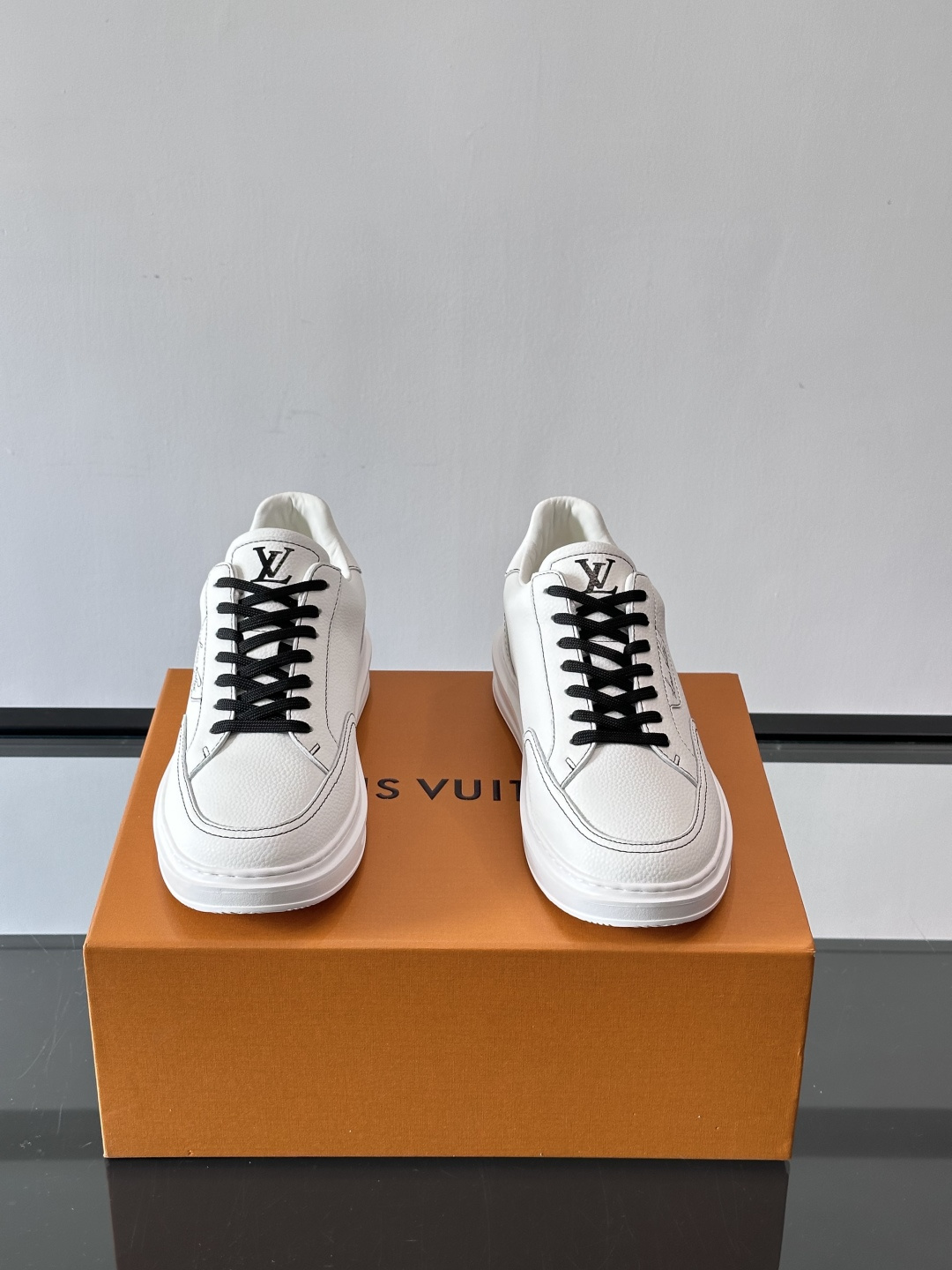 LV 休闲板鞋，选用优质牛皮粒面皮革，搭配黑色鞋带，简约又高级！鞋侧LV Logo+经典Monogram