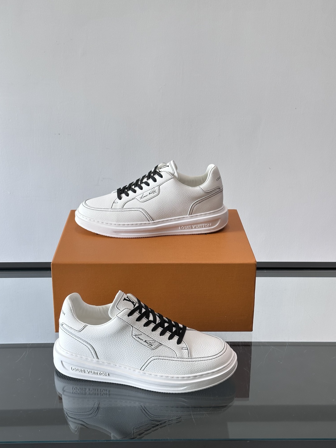 LV 休闲板鞋，选用优质牛皮粒面皮革，搭配黑色鞋带，简约又高级！鞋侧LV Logo+经典Monogram