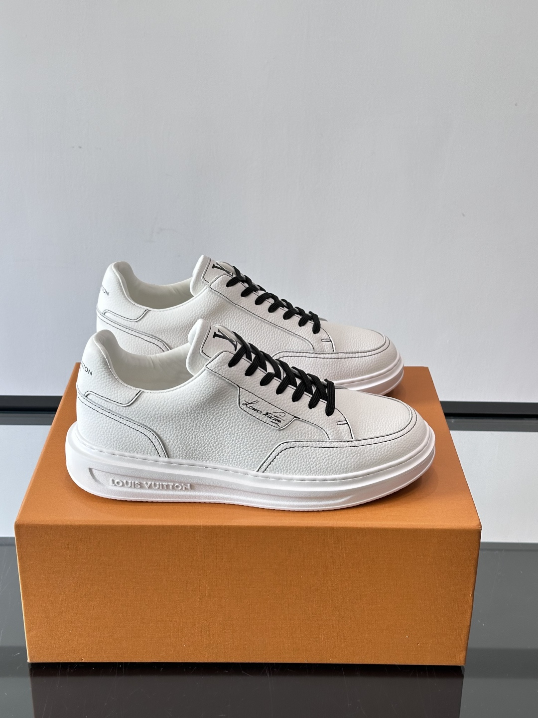 LV 休闲板鞋，选用优质牛皮粒面皮革，搭配黑色鞋带，简约又高级！鞋侧LV Logo+经典Monogram