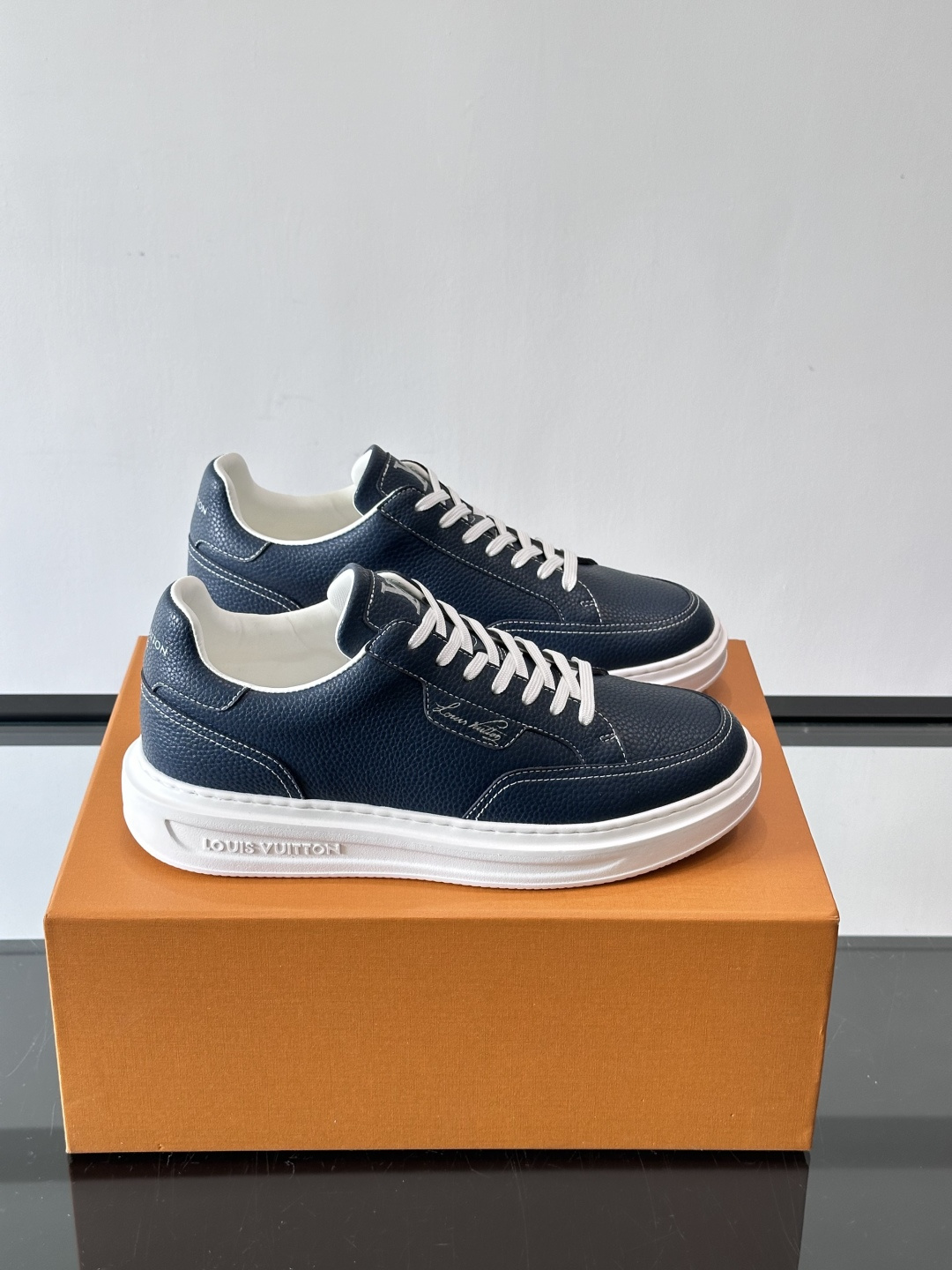 NO:574549,LV casual sneakers are made of high-quality cowhide grain leather and paired with black laces, simple and high-end!  The LV Logo + classic Monogram lines on the side of the shoe are full of details. The rubber sole has strong wear resistance and grip, which is suitable for daily commuting and leisure. The shoe last fits the foot shape, making it comfortable to wear and not tiring after long walks. It is very versatile and can be easily held in jeans or casual pants. It is a must-have item for men's fashion!  ,size38-44,,louis vuitton,jeans,cowhide19860909LV 休闲板鞋,选用优质牛皮粒面皮革,搭配黑色鞋带,简约又高级！鞋侧LV Logo+经典Monogram线条,细节满分.橡胶鞋底耐磨抓地力强,日常通勤、休闲都OK.鞋楦贴合脚型,穿着舒适,长时间走路也不累.百搭属性超强,无论牛仔裤还是休闲裤都能轻松hold住,是男士时尚必备单品！ ,size38-44,,louis vuitton,jeans,cowhide,Men's shoes