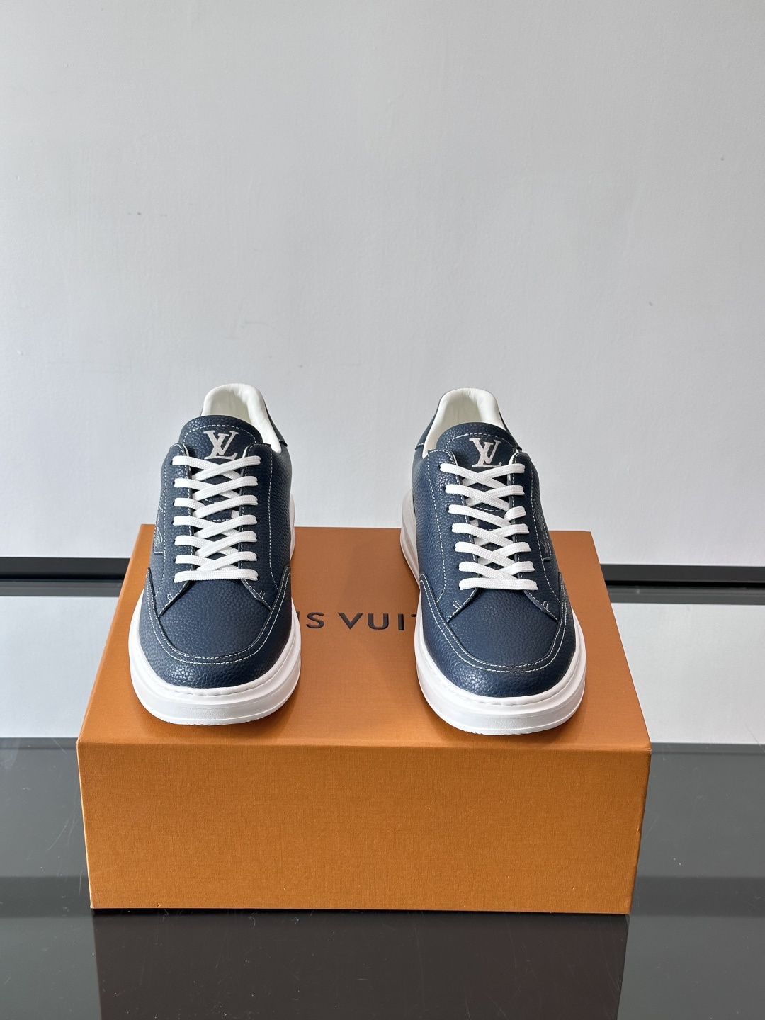 LV 休闲板鞋，选用优质牛皮粒面皮革，搭配黑色鞋带，简约又高级！鞋侧LV Logo+经典Monogram