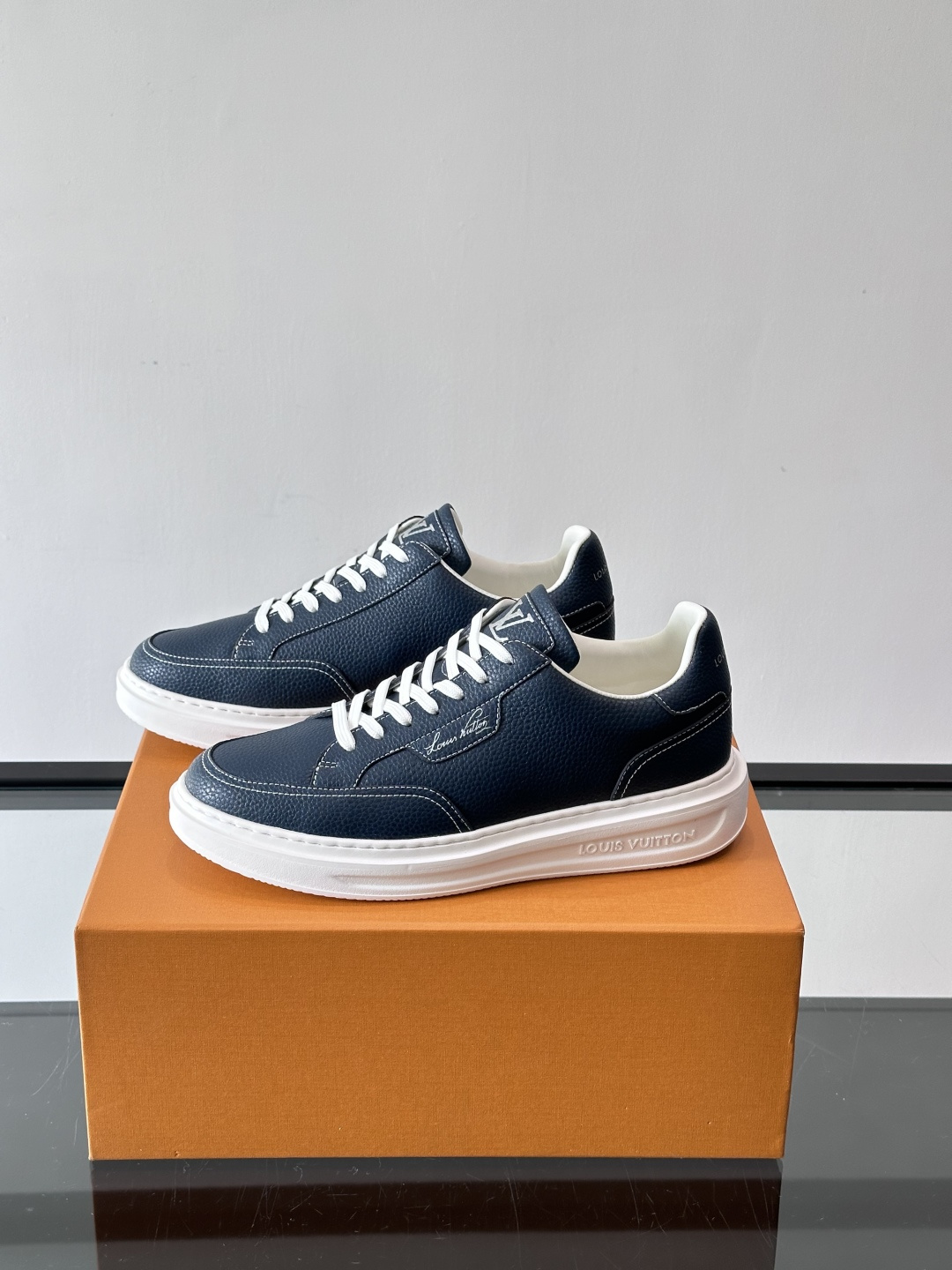 LV 休闲板鞋，选用优质牛皮粒面皮革，搭配黑色鞋带，简约又高级！鞋侧LV Logo+经典Monogram