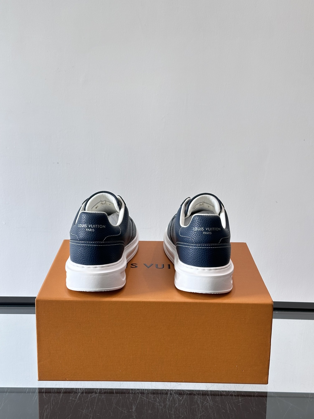 LV 休闲板鞋，选用优质牛皮粒面皮革，搭配黑色鞋带，简约又高级！鞋侧LV Logo+经典Monogram