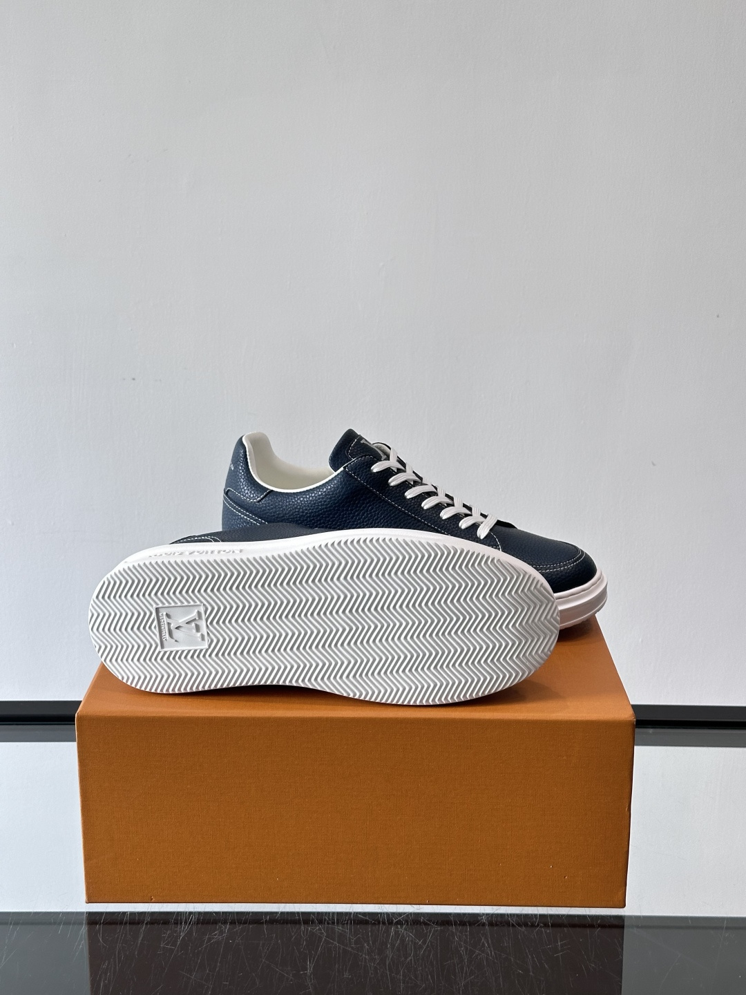 LV 休闲板鞋，选用优质牛皮粒面皮革，搭配黑色鞋带，简约又高级！鞋侧LV Logo+经典Monogram