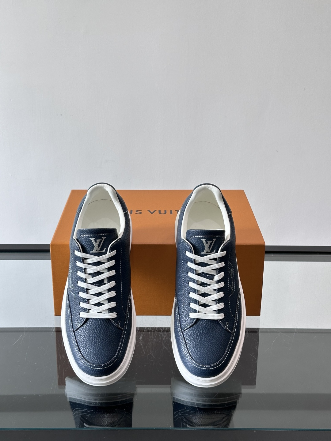 LV 休闲板鞋，选用优质牛皮粒面皮革，搭配黑色鞋带，简约又高级！鞋侧LV Logo+经典Monogram