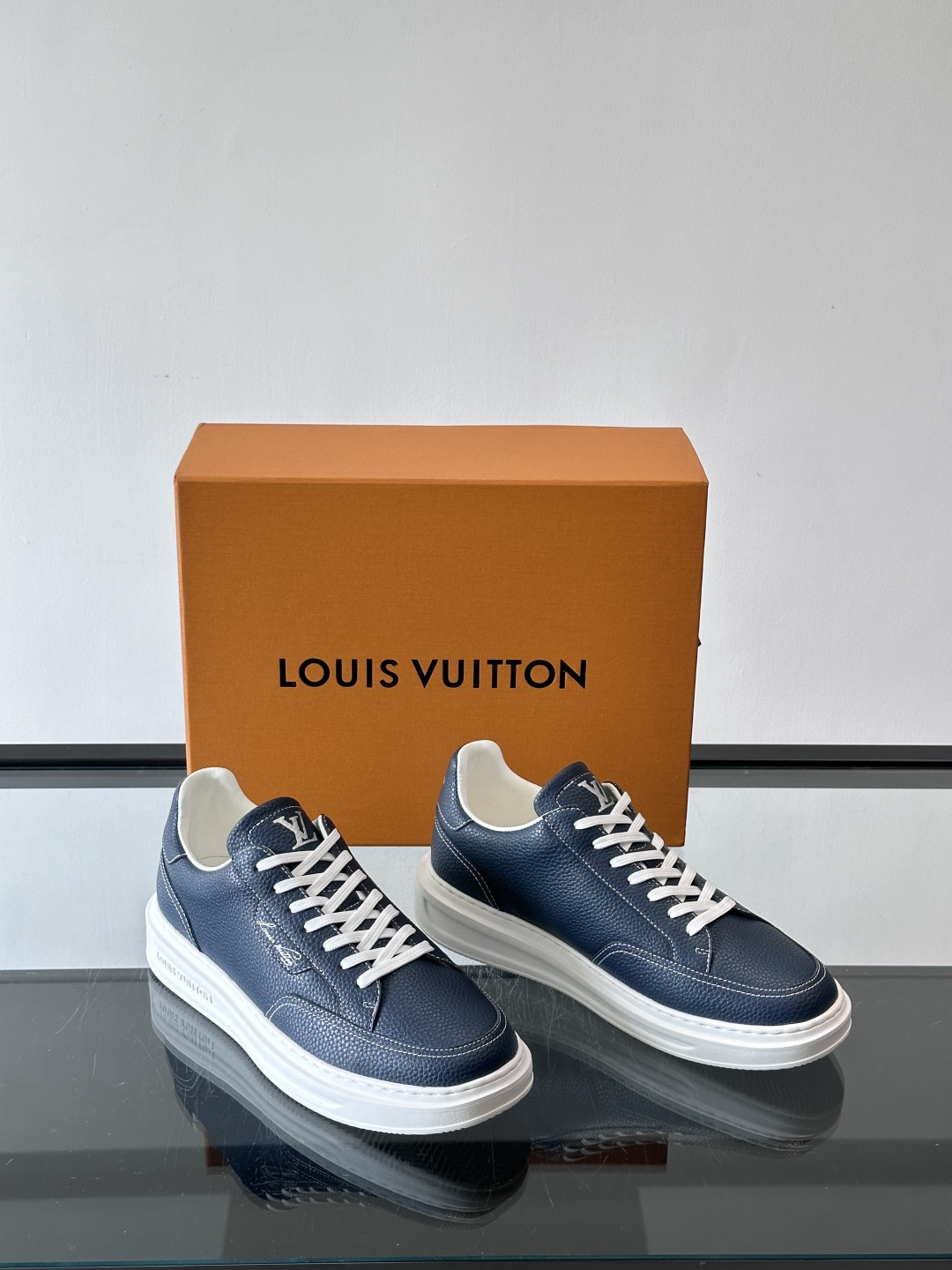 LV 休闲板鞋，选用优质牛皮粒面皮革，搭配黑色鞋带，简约又高级！鞋侧LV Logo+经典Monogram
