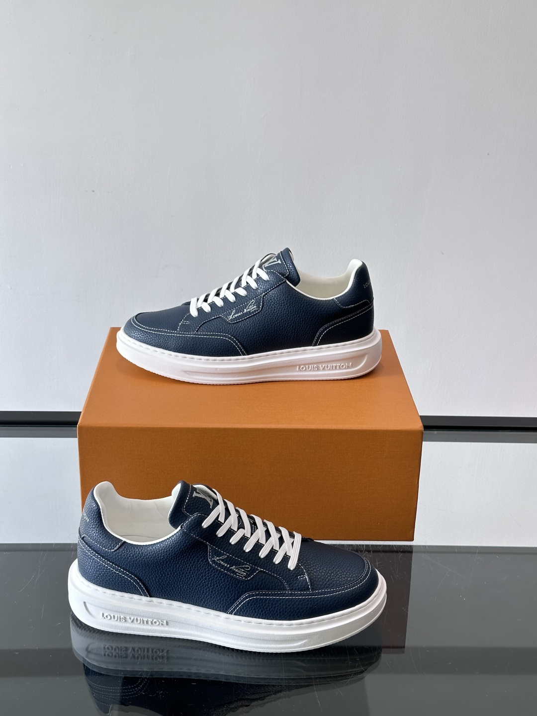 LV 休闲板鞋，选用优质牛皮粒面皮革，搭配黑色鞋带，简约又高级！鞋侧LV Logo+经典Monogram