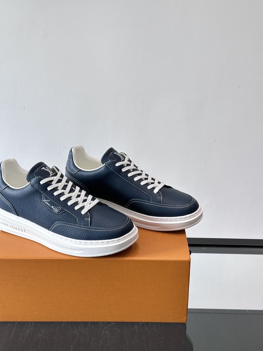 LV 休闲板鞋，选用优质牛皮粒面皮革，搭配黑色鞋带，简约又高级！鞋侧LV Logo+经典Monogram