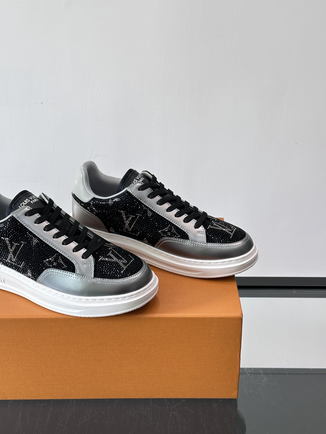 LV 2025新款运动鞋，经典Monogram老花+满钻鞋面，奢华感满满！鞋面优质皮革，鞋底橡胶，穿着舒