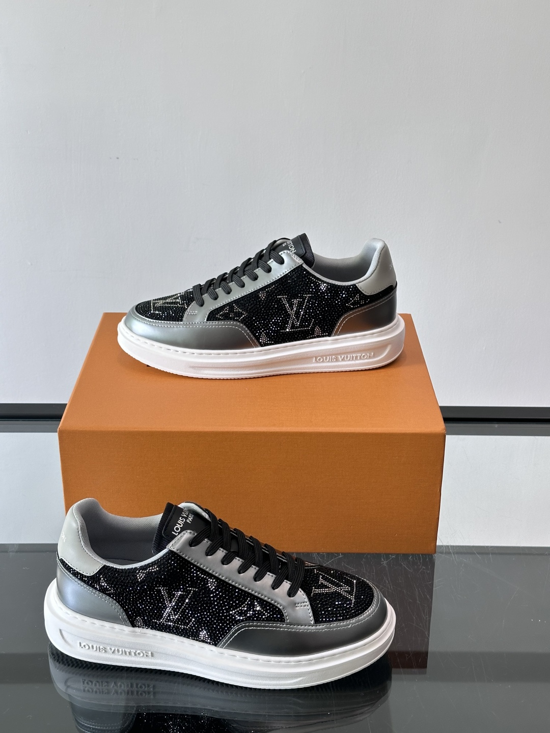 LV 2025新款运动鞋，经典Monogram老花+满钻鞋面，奢华感满满！鞋面优质皮革，鞋底橡胶，穿着舒
