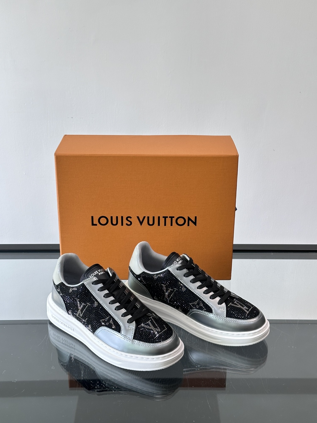 LV 2025新款运动鞋，经典Monogram老花+满钻鞋面，奢华感满满！鞋面优质皮革，鞋底橡胶，穿着舒