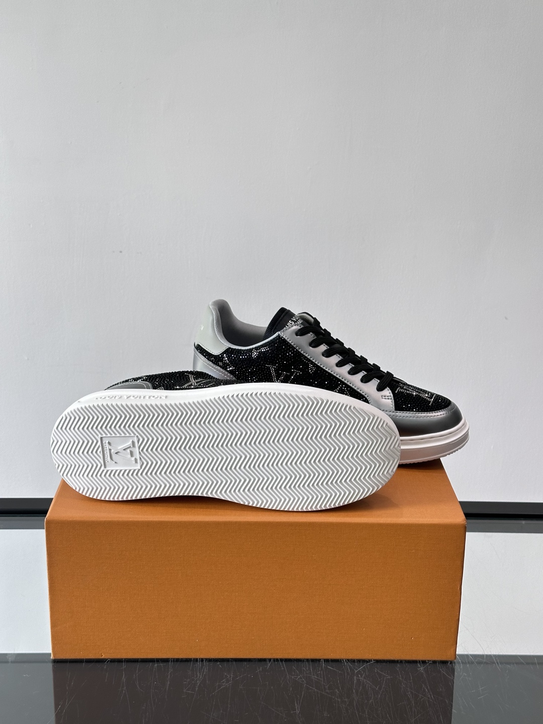 LV 2025新款运动鞋，经典Monogram老花+满钻鞋面，奢华感满满！鞋面优质皮革，鞋底橡胶，穿着舒