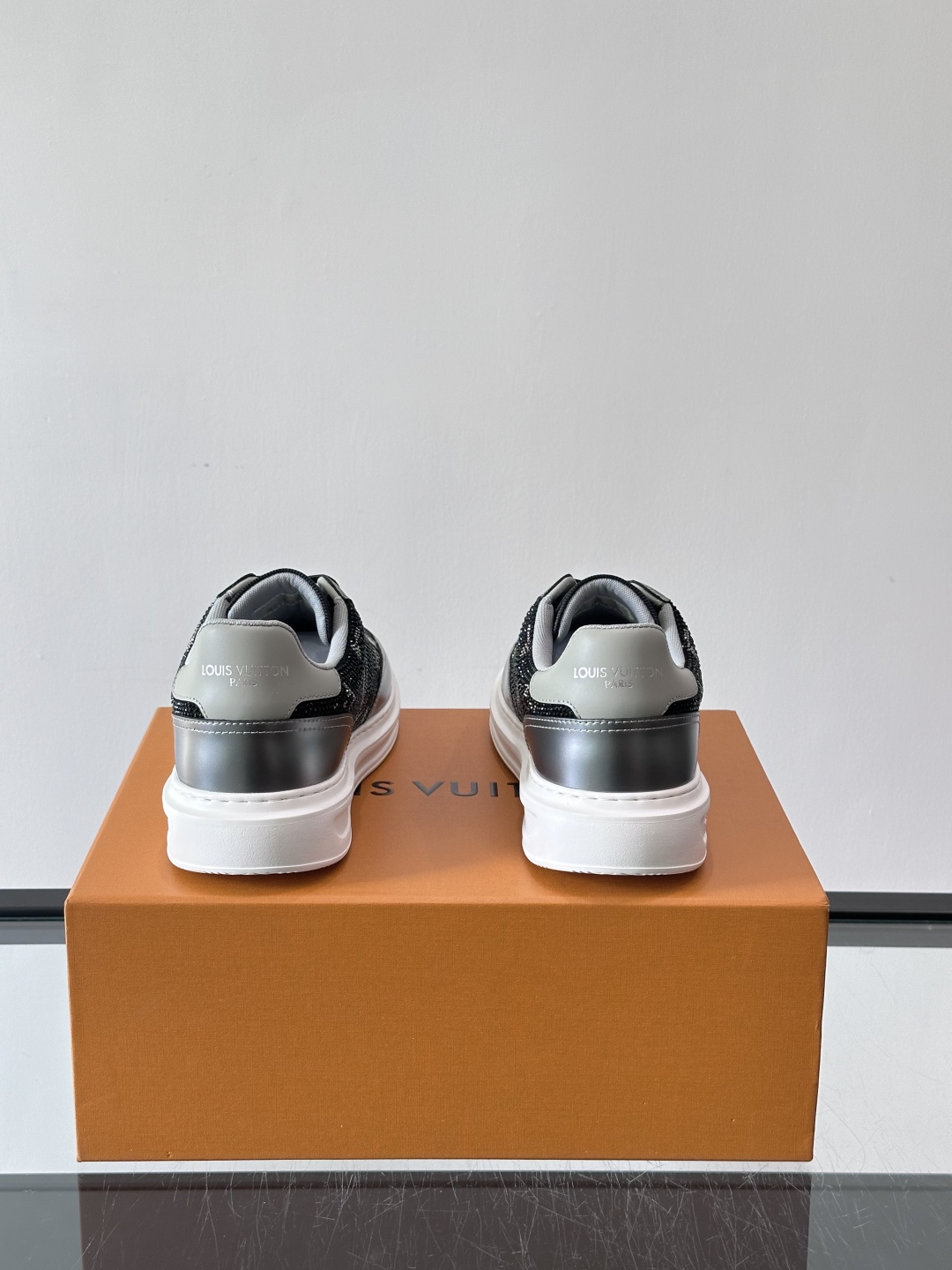 LV 2025新款运动鞋，经典Monogram老花+满钻鞋面，奢华感满满！鞋面优质皮革，鞋底橡胶，穿着舒