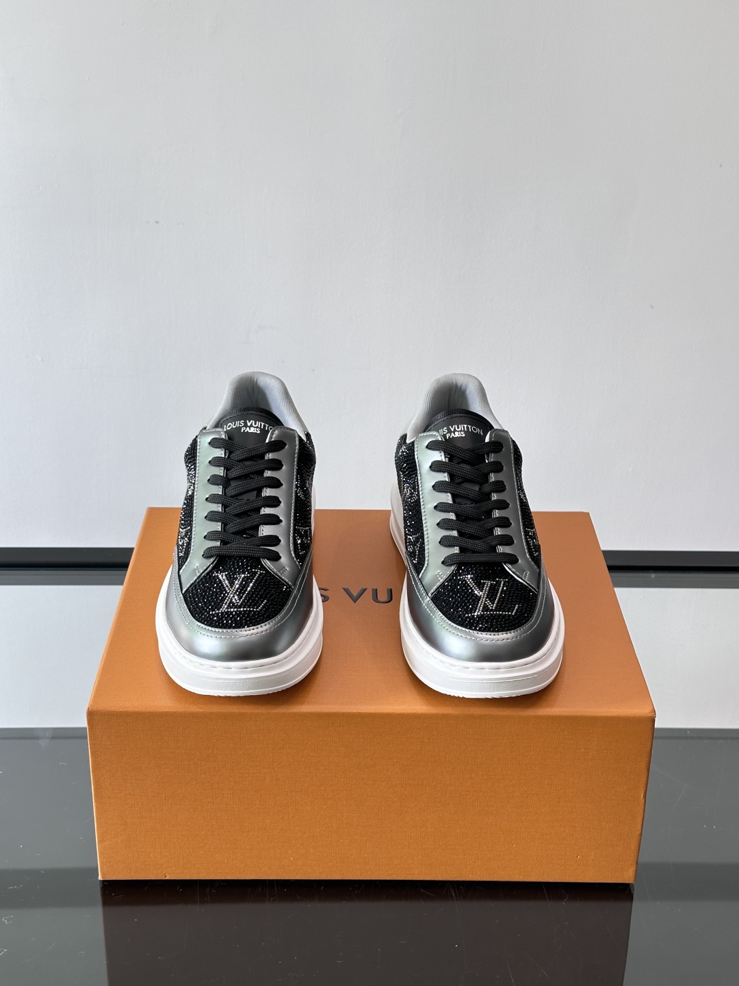 LV 2025新款运动鞋，经典Monogram老花+满钻鞋面，奢华感满满！鞋面优质皮革，鞋底橡胶，穿着舒
