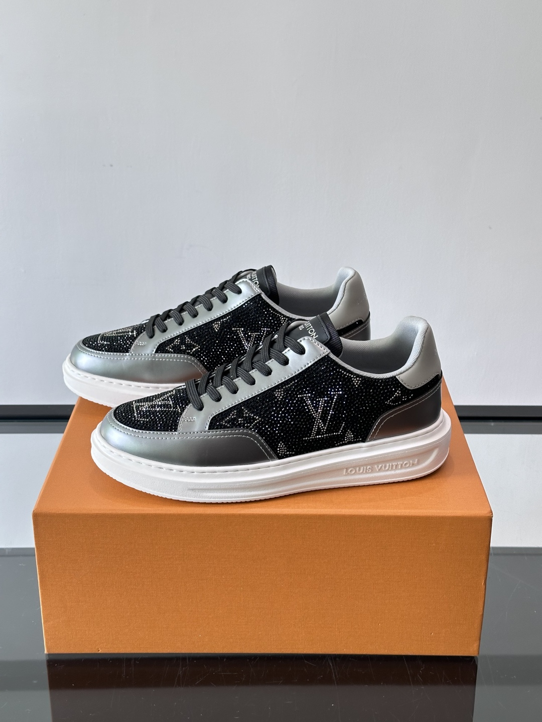 LV 2025新款运动鞋，经典Monogram老花+满钻鞋面，奢华感满满！鞋面优质皮革，鞋底橡胶，穿着舒