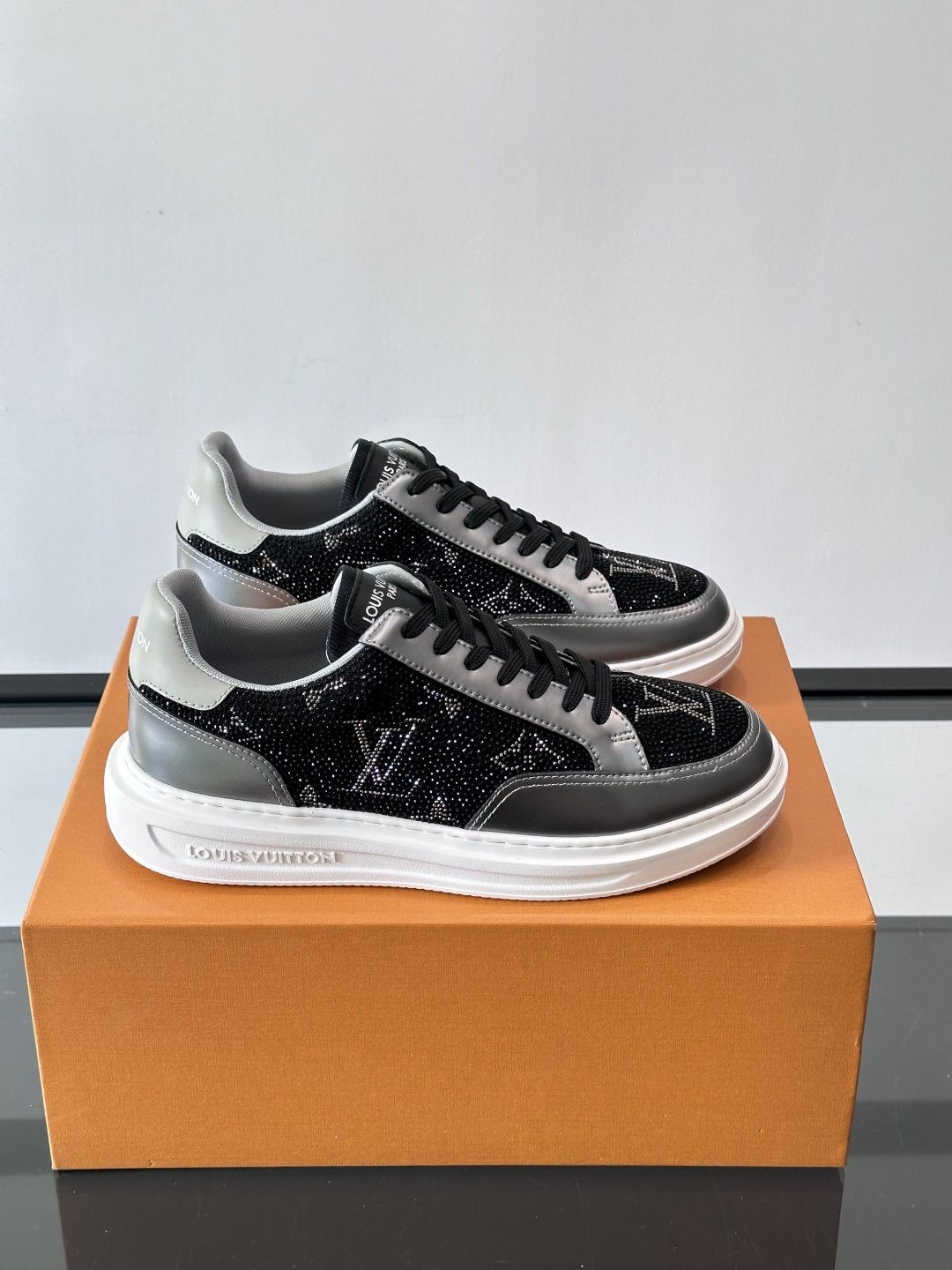 LV 2025新款运动鞋，经典Monogram老花+满钻鞋面，奢华感满满！鞋面优质皮革，鞋底橡胶，穿着舒