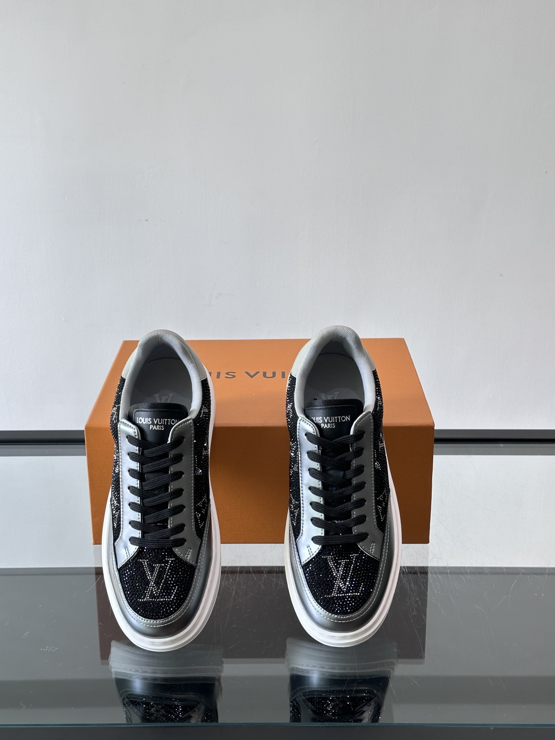 LV 2025新款运动鞋，经典Monogram老花+满钻鞋面，奢华感满满！鞋面优质皮革，鞋底橡胶，穿着舒