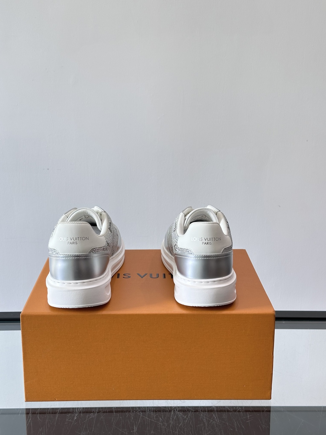 LV 2025新款运动鞋，经典Monogram老花+满钻鞋面，奢华感满满！鞋面优质皮革，鞋底橡胶，穿着舒