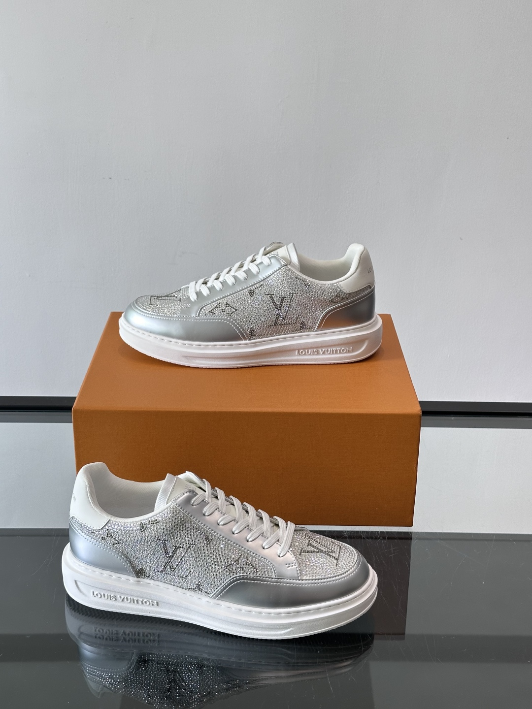 LV 2025新款运动鞋，经典Monogram老花+满钻鞋面，奢华感满满！鞋面优质皮革，鞋底橡胶，穿着舒