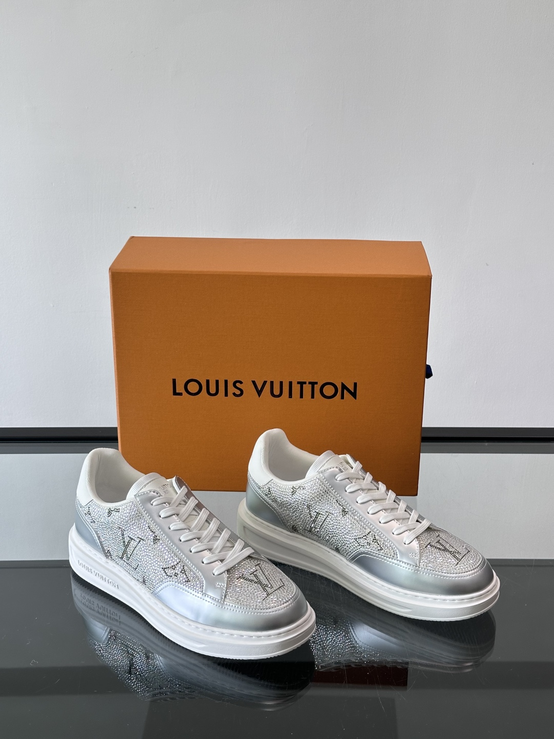 LV 2025新款运动鞋，经典Monogram老花+满钻鞋面，奢华感满满！鞋面优质皮革，鞋底橡胶，穿着舒