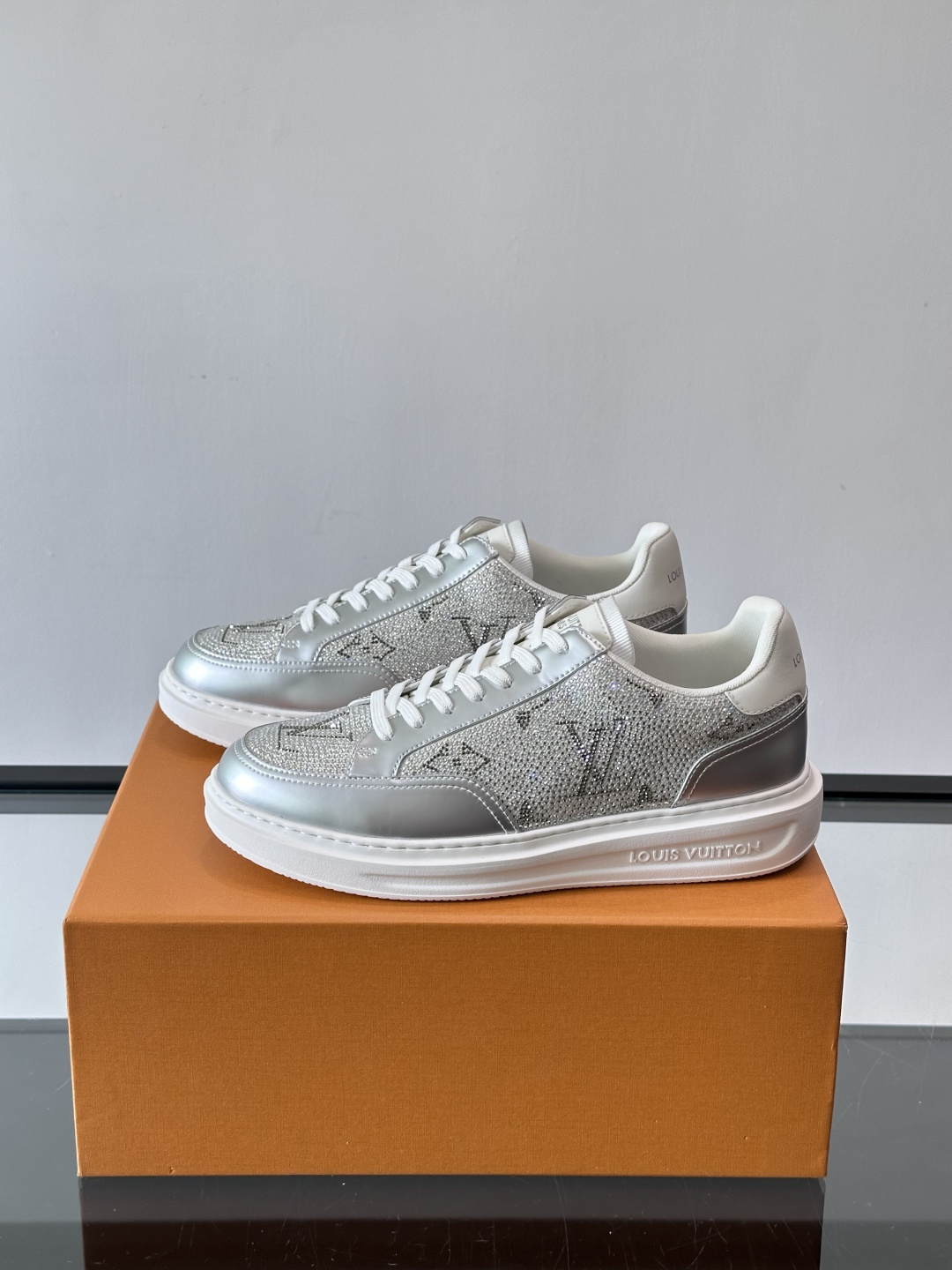 LV 2025新款运动鞋，经典Monogram老花+满钻鞋面，奢华感满满！鞋面优质皮革，鞋底橡胶，穿着舒