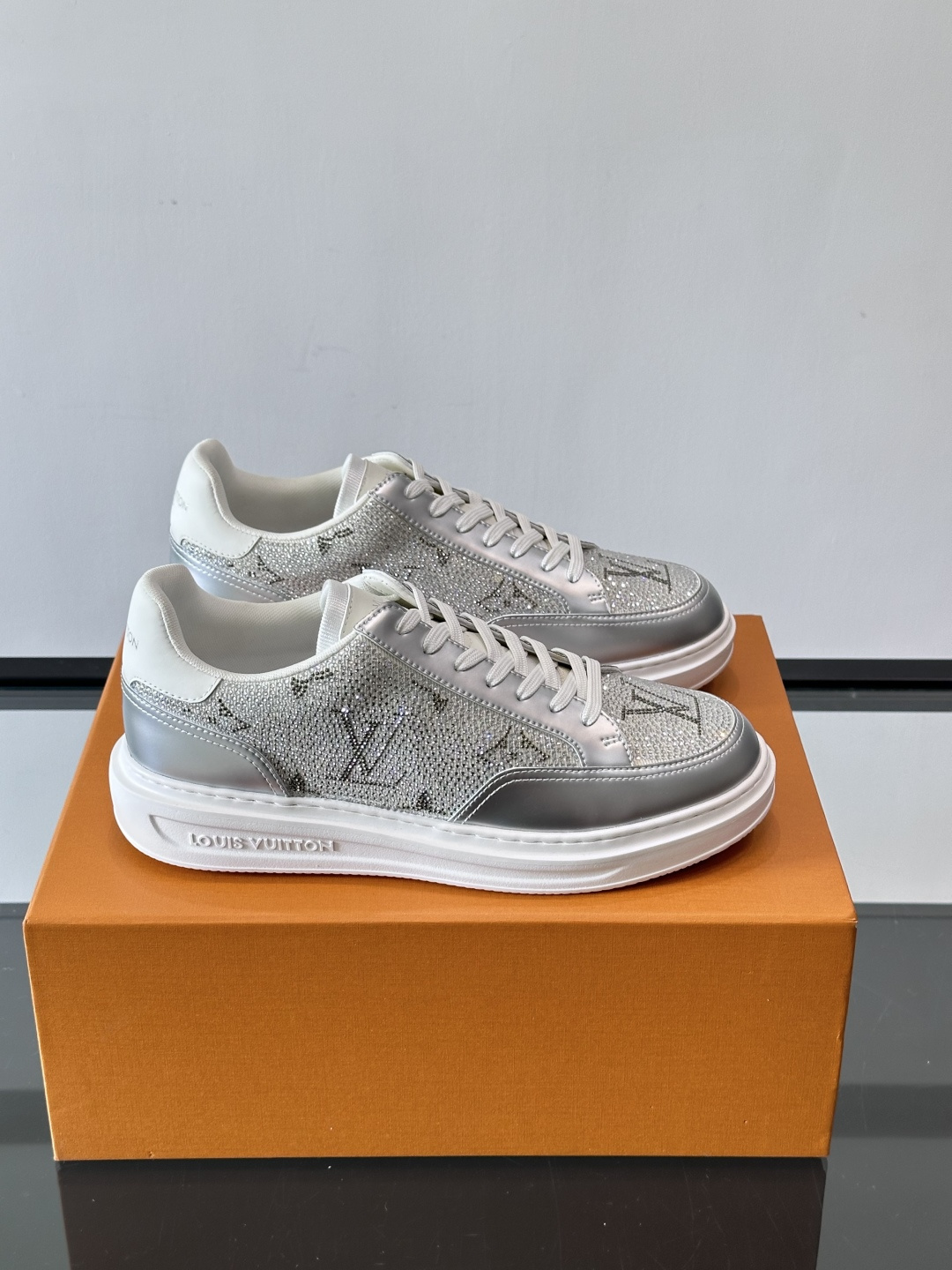 LV 2025新款运动鞋，经典Monogram老花+满钻鞋面，奢华感满满！鞋面优质皮革，鞋底橡胶，穿着舒