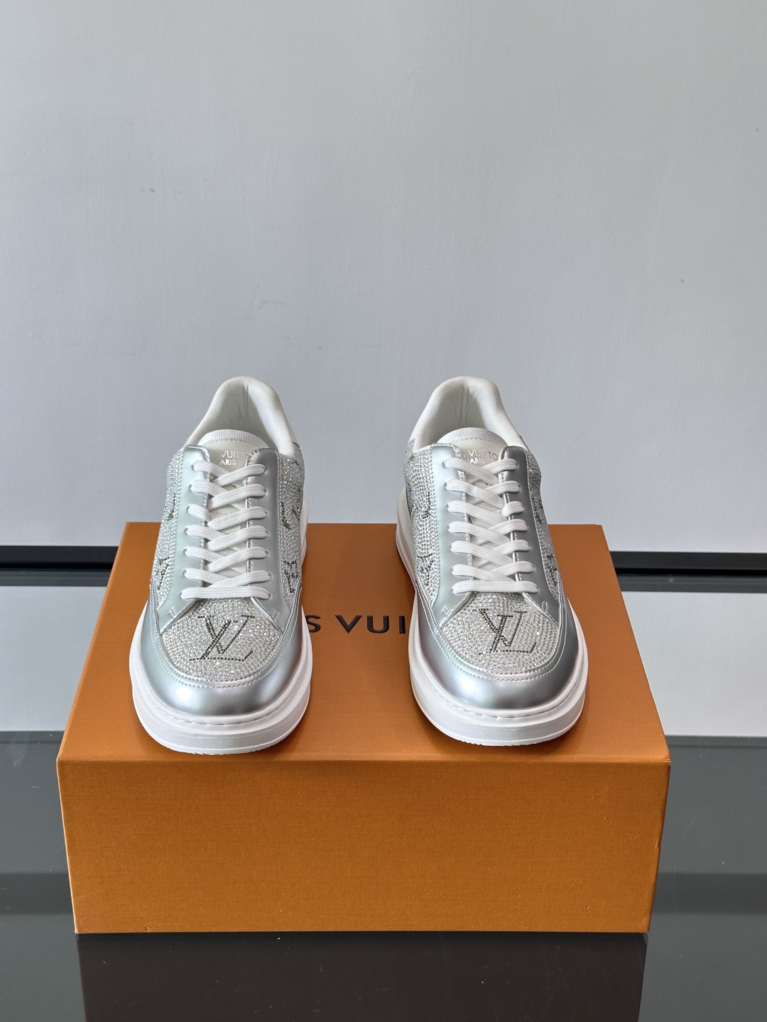 LV 2025新款运动鞋，经典Monogram老花+满钻鞋面，奢华感满满！鞋面优质皮革，鞋底橡胶，穿着舒