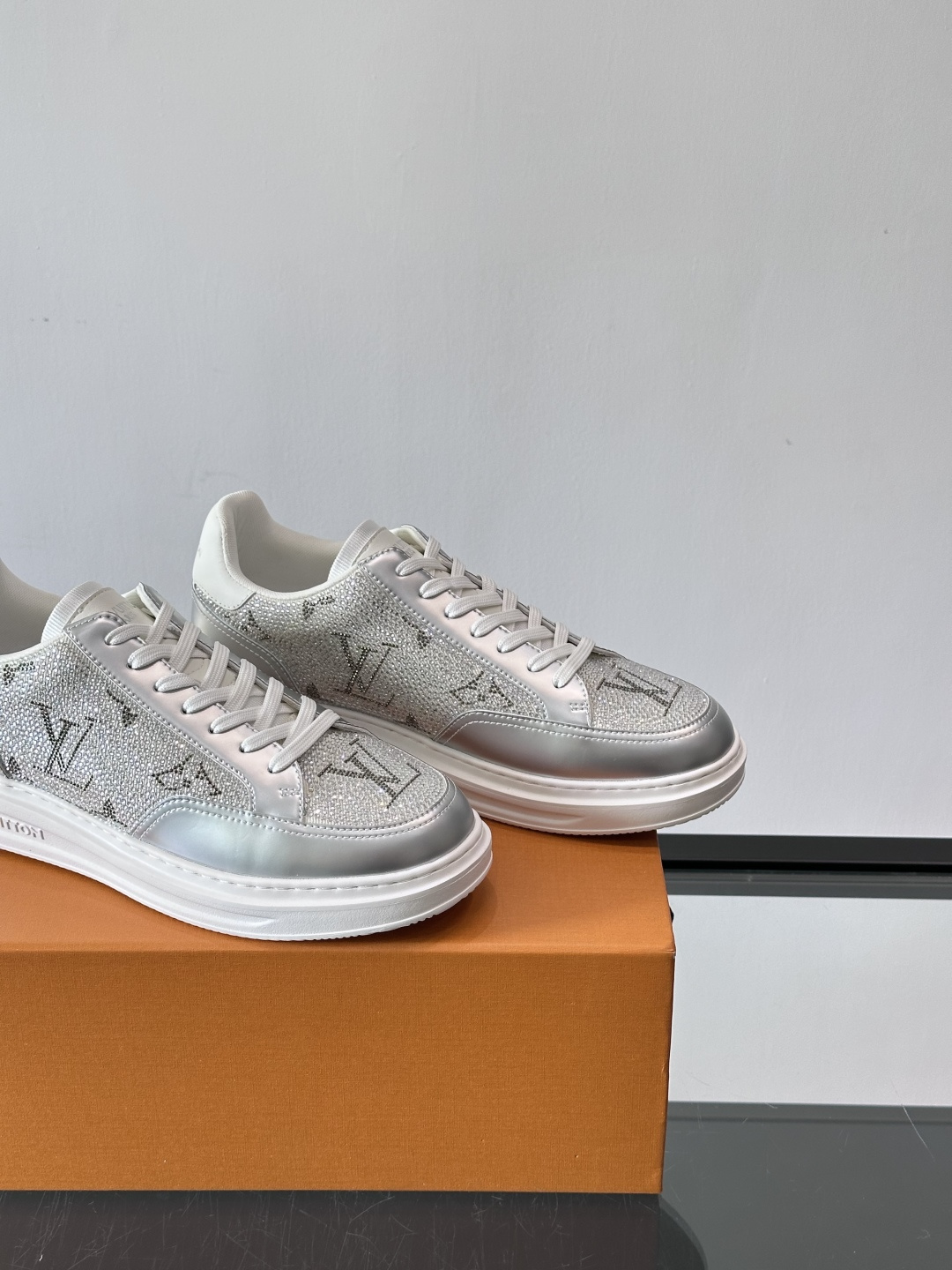 LV 2025新款运动鞋，经典Monogram老花+满钻鞋面，奢华感满满！鞋面优质皮革，鞋底橡胶，穿着舒