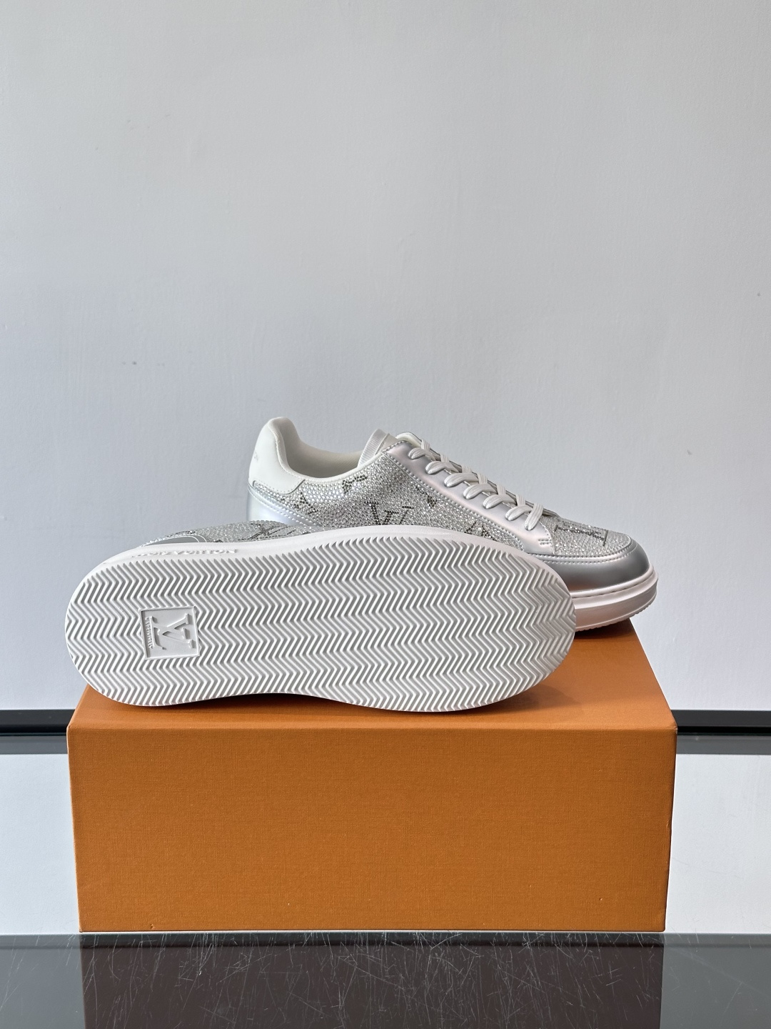 LV 2025新款运动鞋，经典Monogram老花+满钻鞋面，奢华感满满！鞋面优质皮革，鞋底橡胶，穿着舒