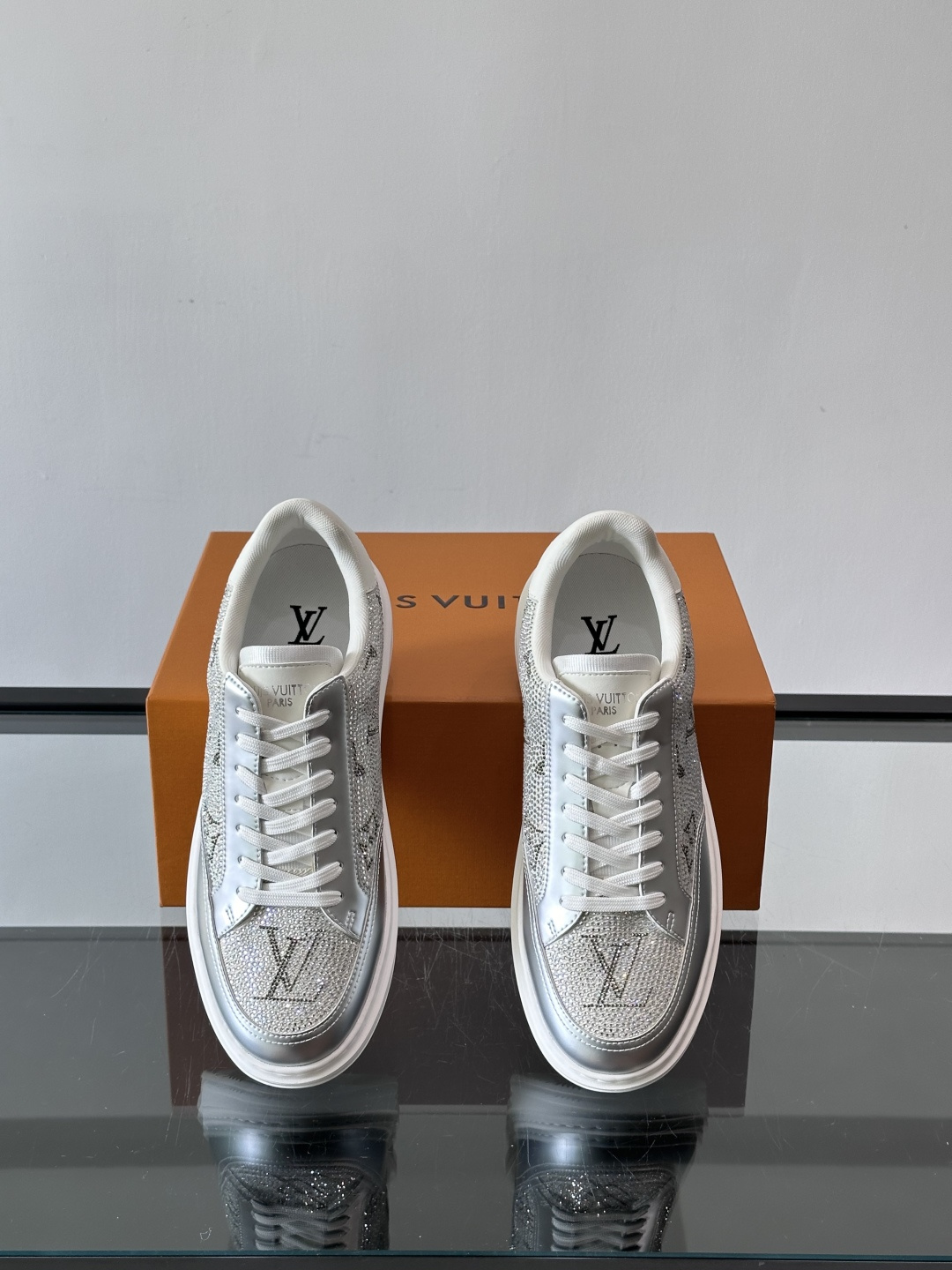 LV 2025新款运动鞋，经典Monogram老花+满钻鞋面，奢华感满满！鞋面优质皮革，鞋底橡胶，穿着舒