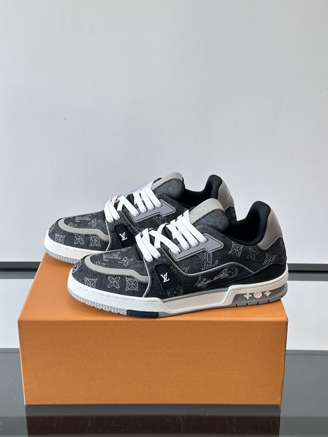 LV Trainer牛仔刺绣运动鞋，深蓝牛仔布+经典Monogram老花，低调又有辨识度✨。鞋面刺绣细节