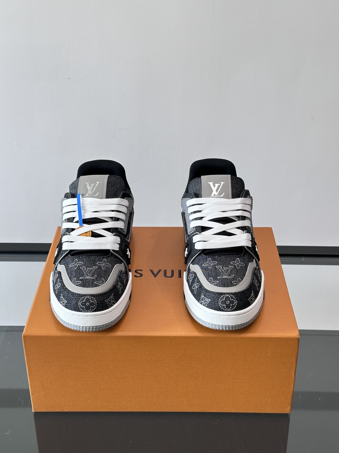 LV Trainer牛仔刺绣运动鞋，深蓝牛仔布+经典Monogram老花，低调又有辨识度✨。鞋面刺绣细节